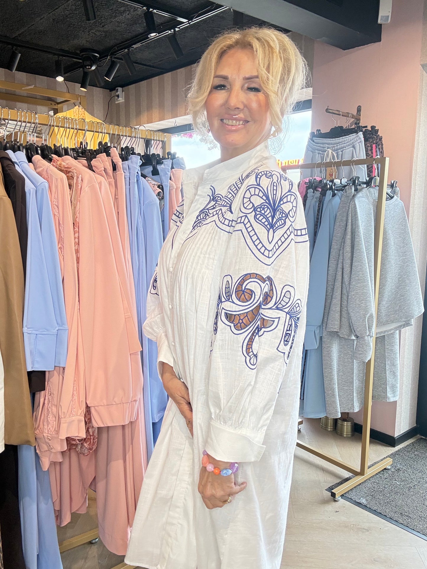 Kjole linnedlook blå broderi