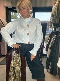 Witte roesel blouse met broch knopen