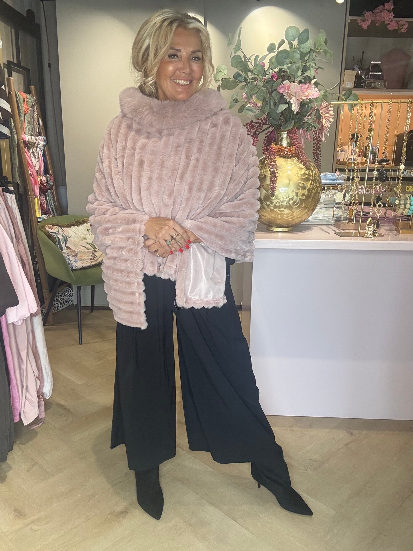 Poncho en fausse fourrure rose poudré