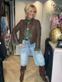 Groene roesel blouse met broch knopen