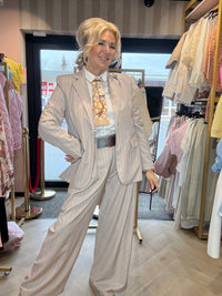 Colbert plooi krijtstreep taupe