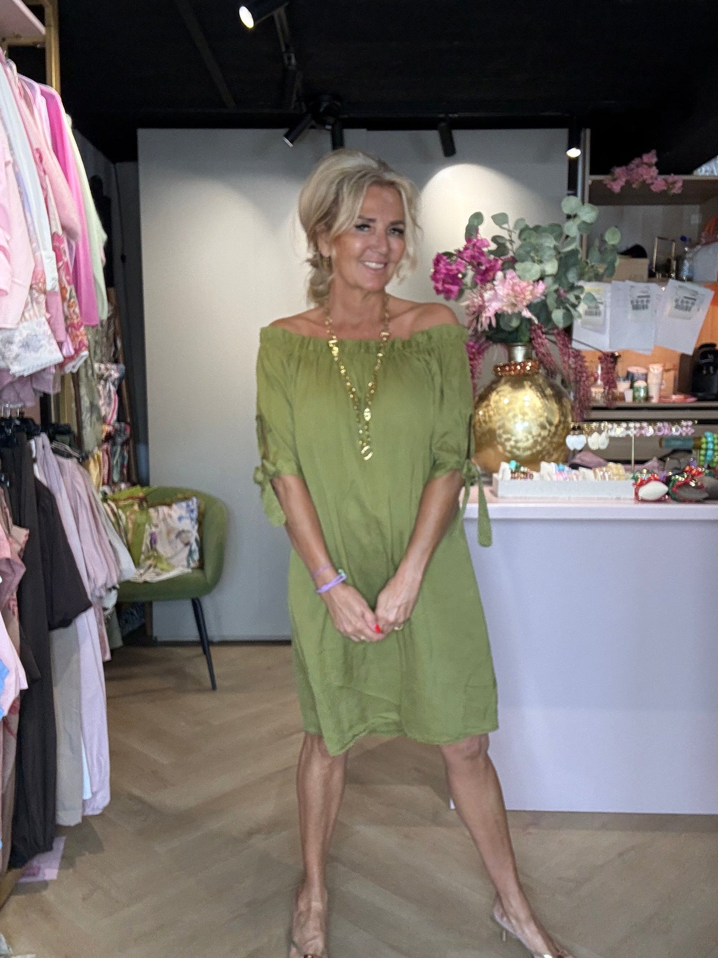 Kurzes Kleid Off-Shoulder Matcha