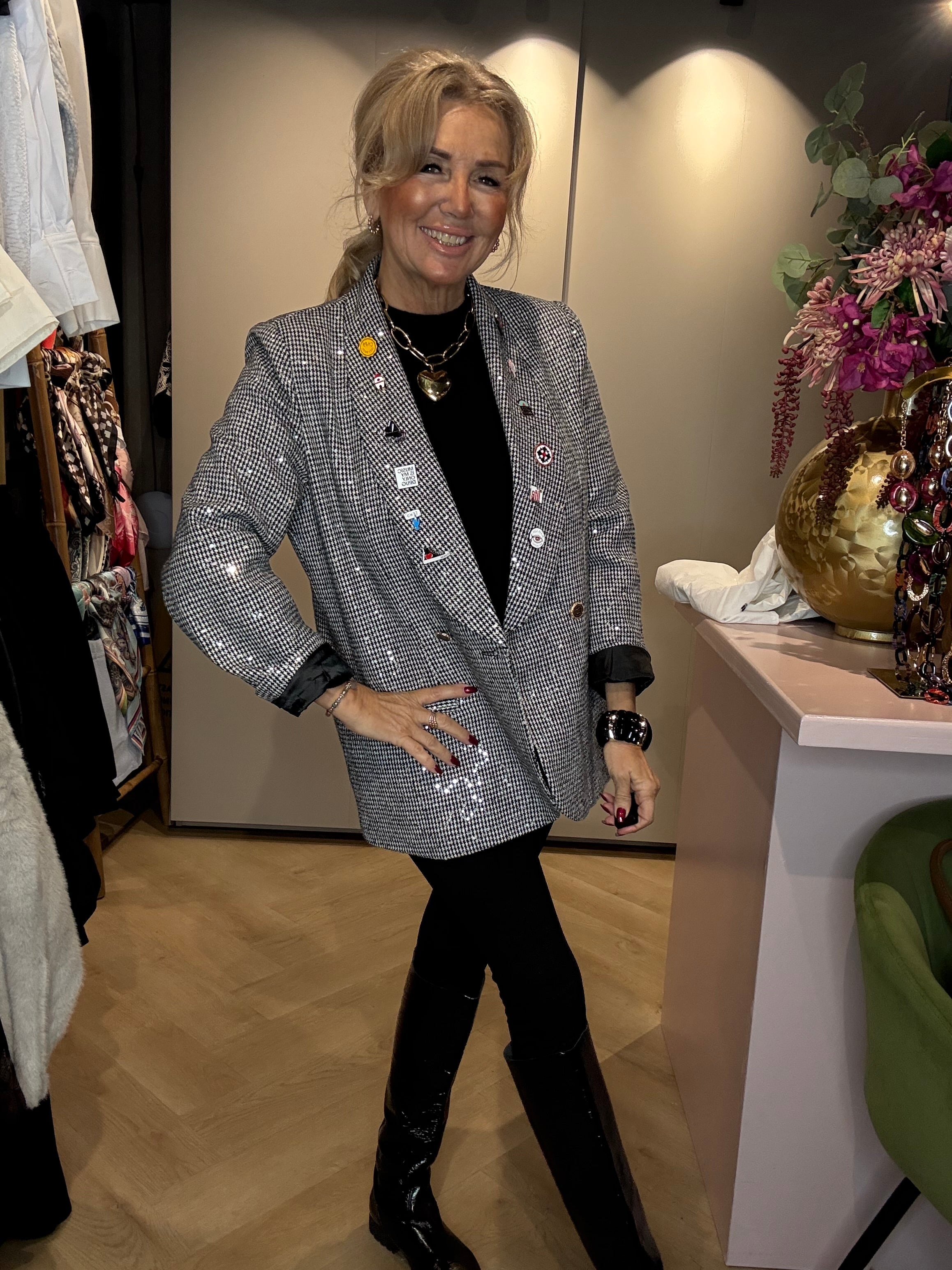 Colbert Zwart ruitje Shimmer met Broches