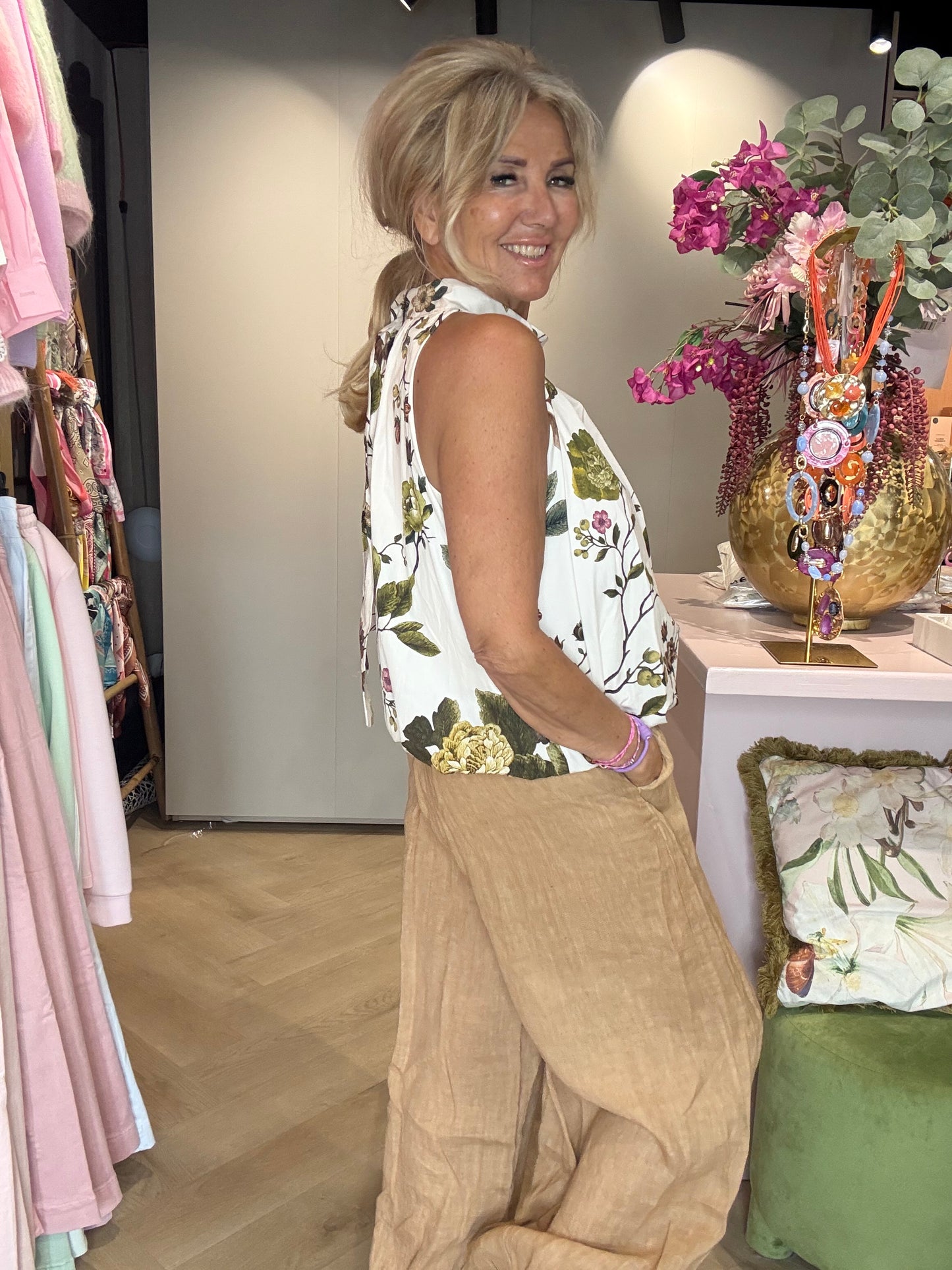Top med halterneck og blomsterprint