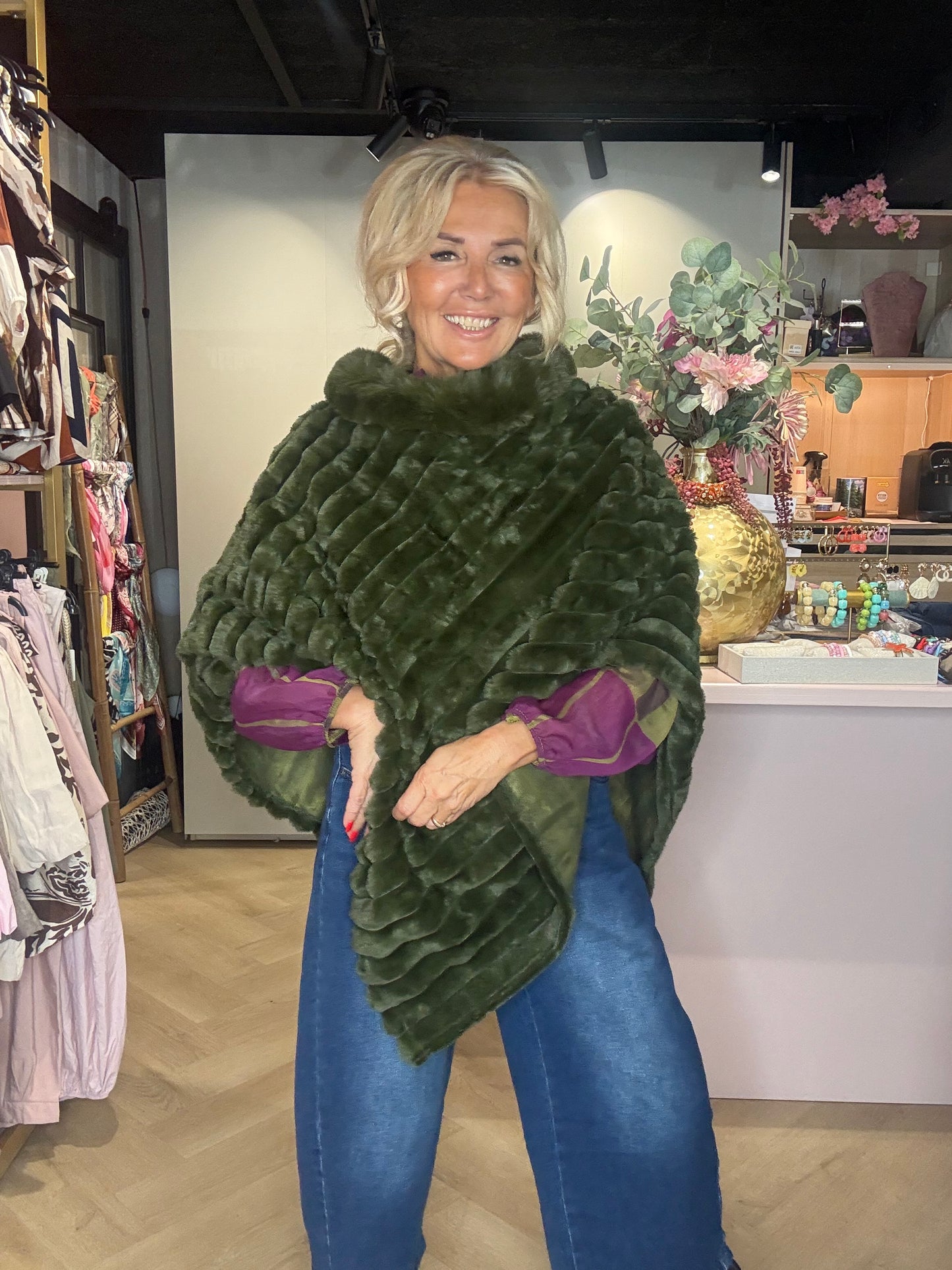 Poncho olive en fausse fourrure