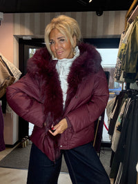Jas Chic Fur Burgundy
