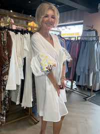 Robe à manches bouffantes mi-longue