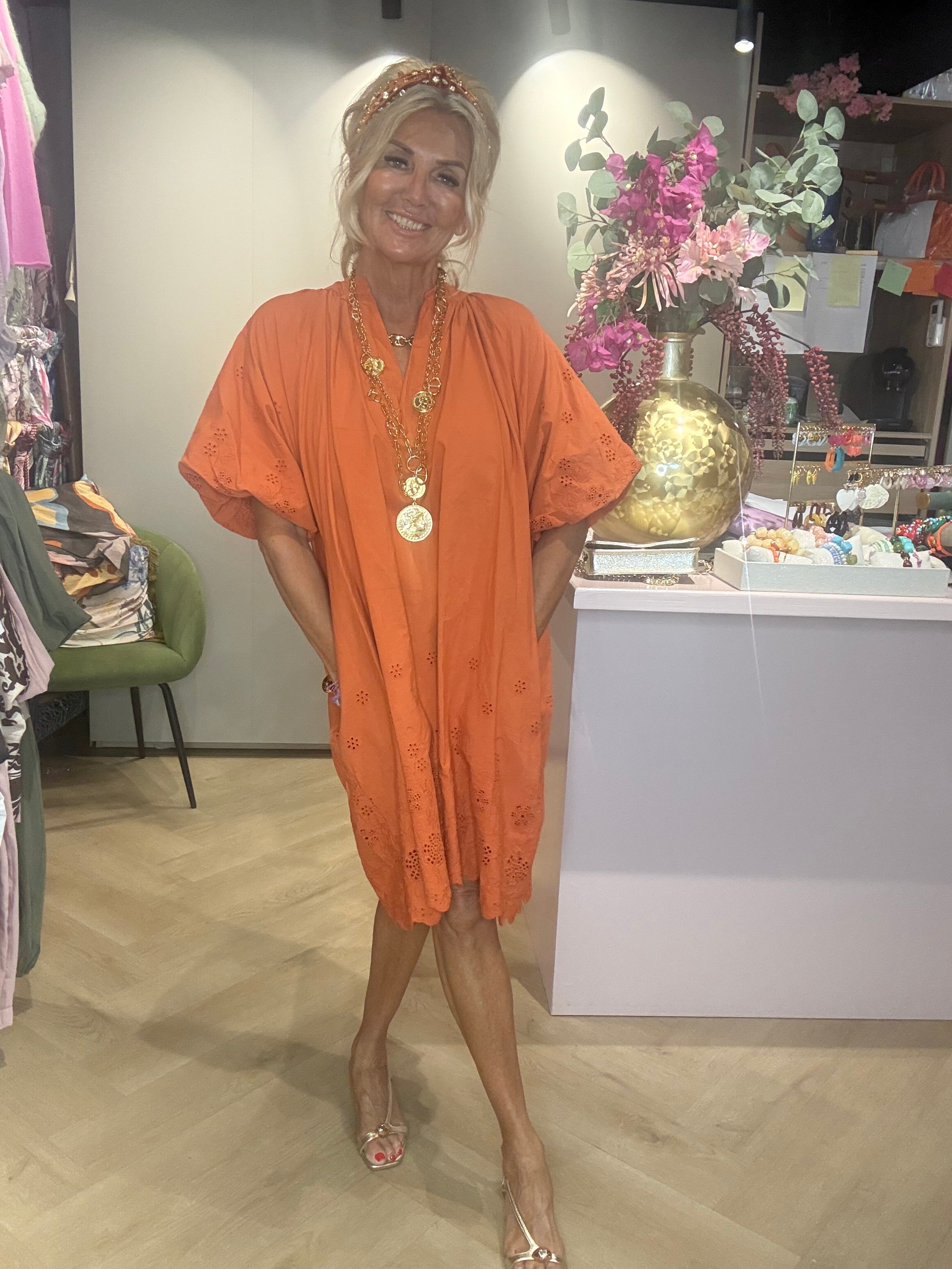 Kleid mit Ballonärmeln und Broderie in Rostfarbe