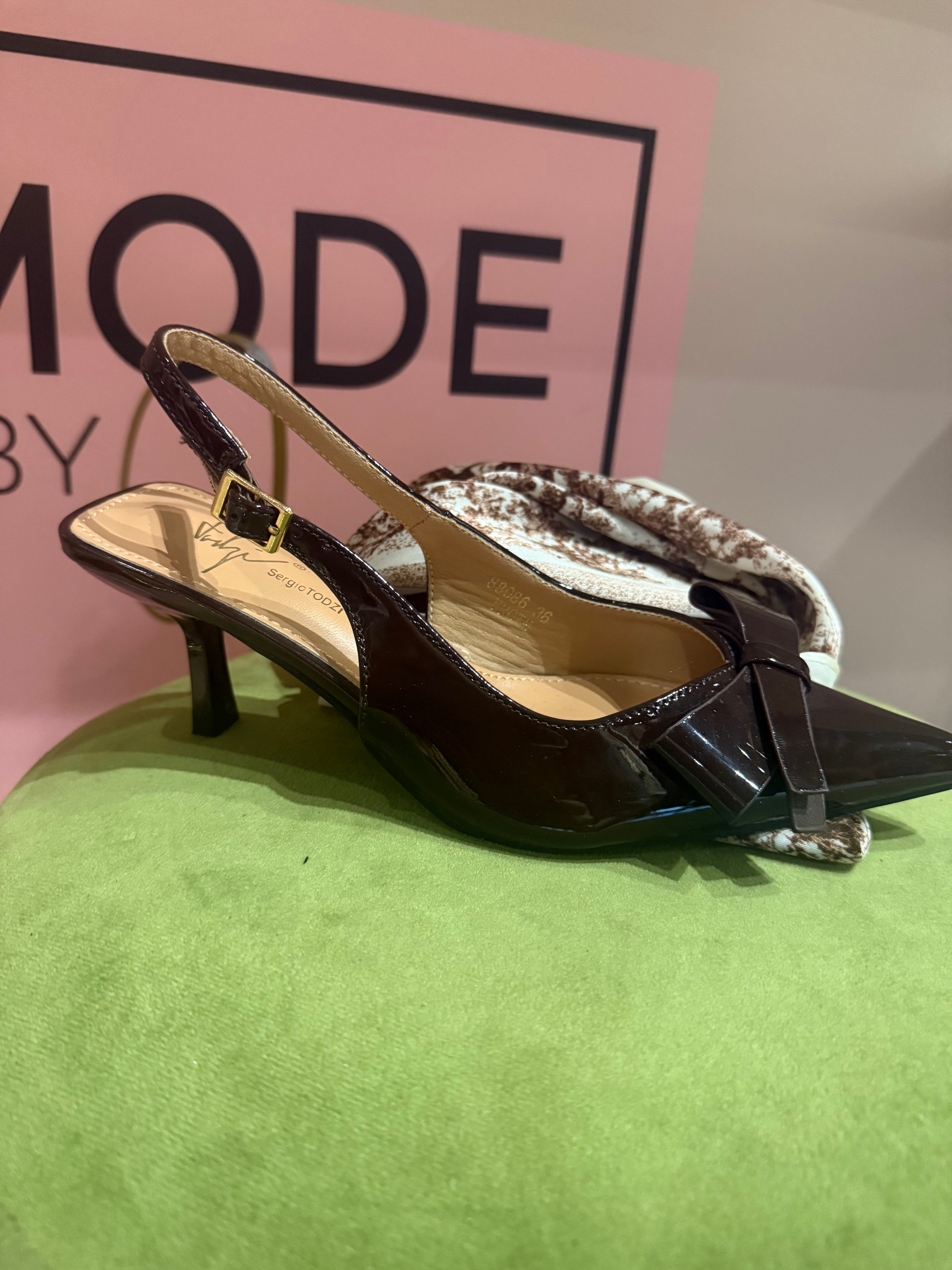 Schoentje Bruin lak slingback met strik 🎀