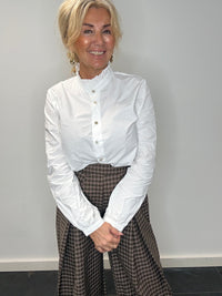 Vit blus med rynkdetalj