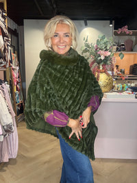 Poncho olive en fausse fourrure