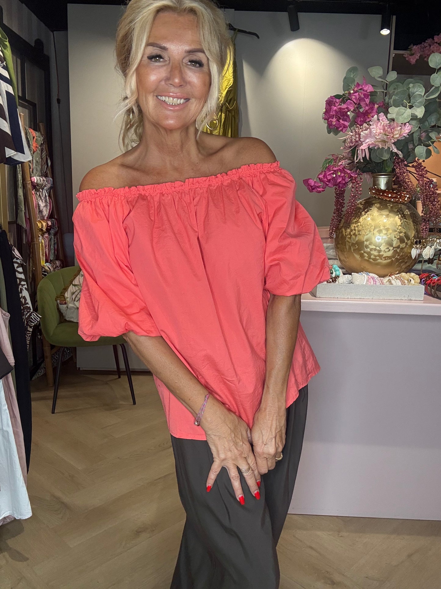 Bluse med bare skuldre i koral