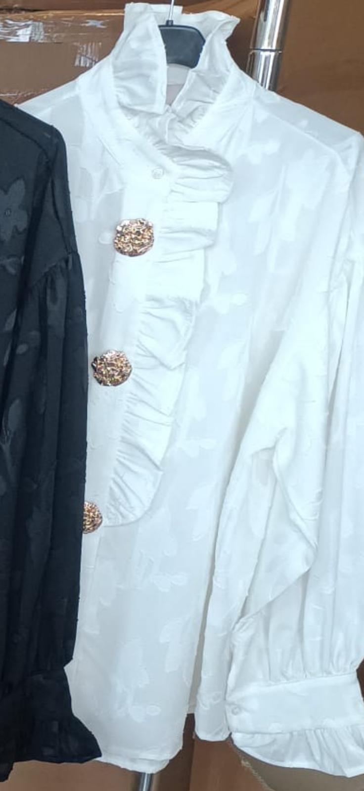 Witte roesel blouse met broch knopen