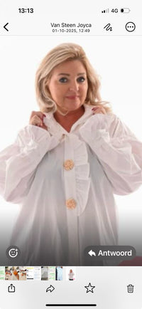Witte roesel blouse met broch knopen