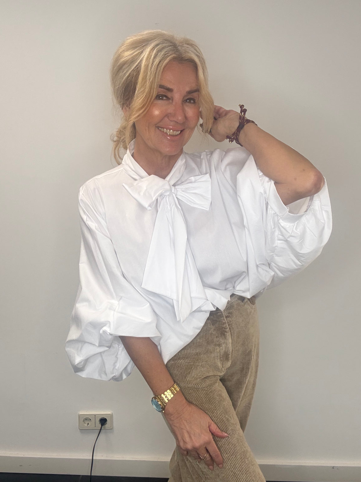 Weiße Bluse mit Emma-Schleife
