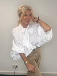 Weiße Bluse mit Emma-Schleife