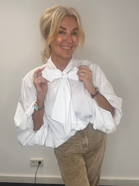 Weiße Bluse mit Emma-Schleife
