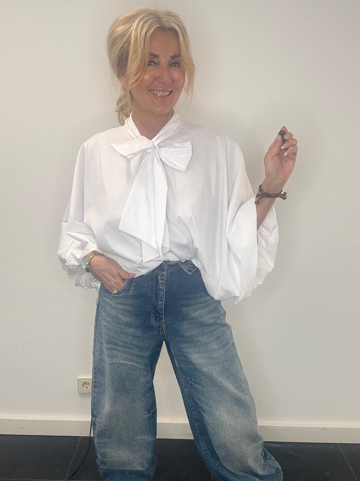 Weiße Bluse mit Emma-Schleife