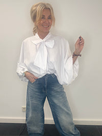 Weiße Bluse mit Emma-Schleife