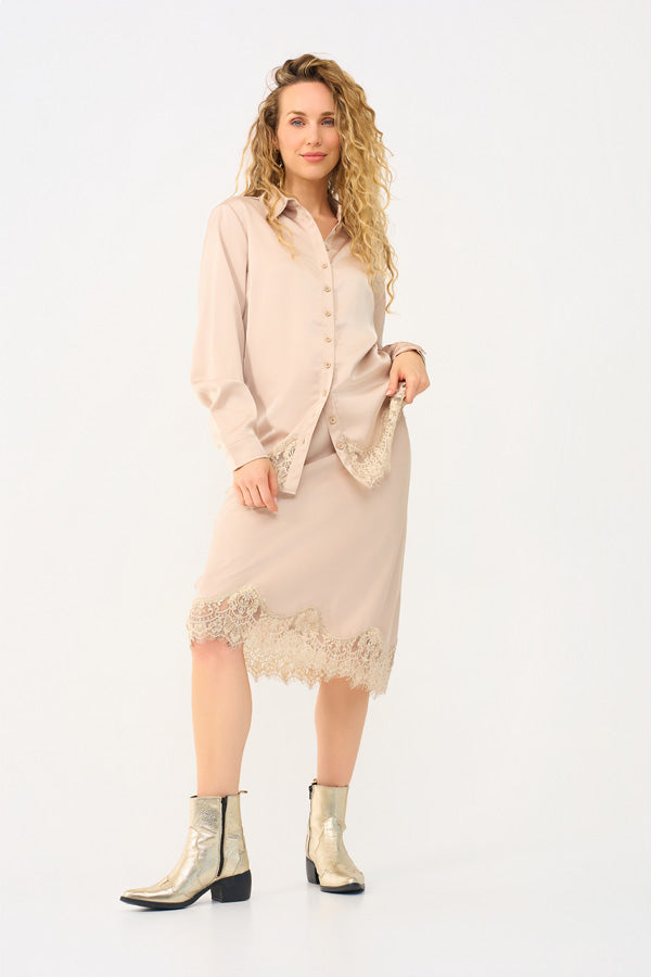 Mi Piace blouse Sand MP202909 gedragen op model, gecombineerd met een zandkleurige rok